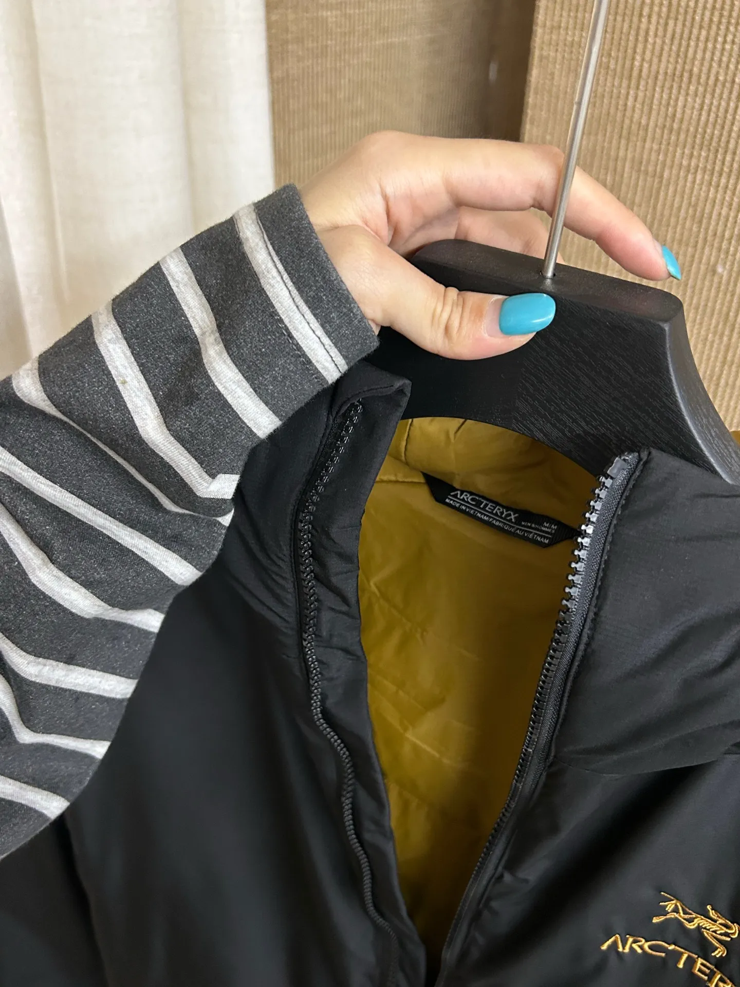【Arcteryx Atom Hoody 】 : Arcteryx， ， ， 。 ， ， 。 ，Arcteryx ， 。Quality、 ， 。 ， + : ✅ 100% ，Tyono 30 ， ， ✅ ， Wear-Resistant Breathable ✅ ， ， ✅ ， ， ， ✅ 、 ， ， ✅ logo ， ✅ YKK， ✅ ：Coreloft TM Continuous 65 ， ✅（65g/m 2) : ，Breathable ，ATOM Coreloft TM Continuous ， ， ， ， Wear-Resistant ， ， ， 。